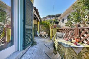 a small patio with a table on a balcony at Casa Minnie in Cavo