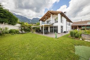 an image of a house with a yard at Angerblick Apartment in Appiano sulla Strada del Vino