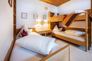 a room with two bunk beds and a desk at App Sonnenschein - Duregger in Campo Tures