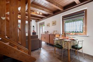 a kitchen and living room with a table and chairs at La casa di Alice in Gignod