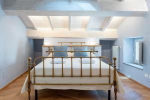 a bedroom with a bed with a wooden ceiling at Casa Cennano in Montevarchi