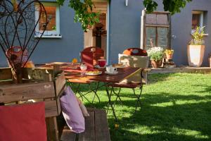 a wooden table with food and drinks on it in a yard at Winzercafé Neipperg in Brackenheim