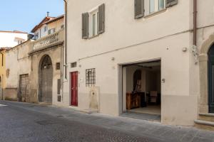 an alley in a building with a red door at Casa Cennano in Montevarchi