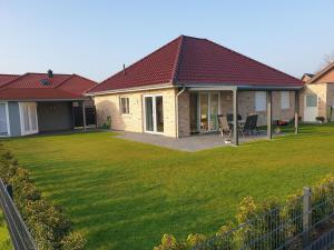 a house with a large lawn in front of it at Haus Seestern in Walchum