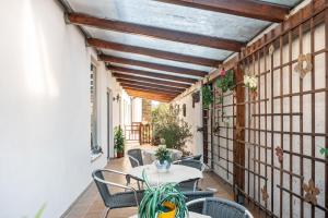 an outdoor patio with a table and chairs at Gasthaus in Bernkastel-Kues