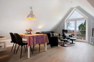 a dining room with a table and chairs at Bäckerhus - Ferienwohnung 4 in Wiek auf Rügen