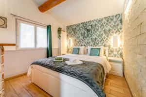 a bedroom with a large bed in a room at La Petite Maison in Bédoin +27 photos