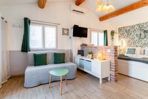 a living room with a couch and a bed at La Petite Maison in Bédoin