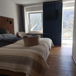 a bedroom with a bed and a tv on the wall at Haus Moselliebe charmant zimmer in Ediger-Eller