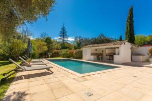 a swimming pool in the backyard of a house at Pomme Reinette in Le Val