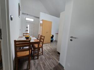 a kitchen and dining room with a table and chairs at La petite ferme de Fine in Burg bei Magdeburg