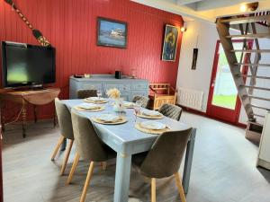a dining room with a table and chairs at Maison De Bord De Mer in Pirou