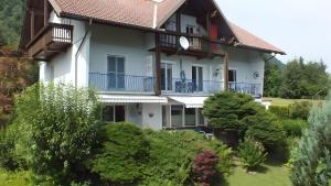a large white building with a balcony at Ferienwohnung Lichtblick in Sattendorf