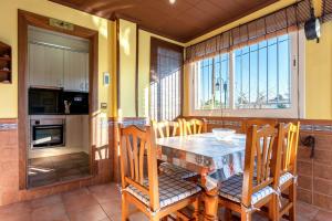 a kitchen with a table and chairs in a room at Casa Thaiker in Miami Platja
