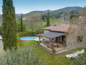 an external view of a house with a swimming pool at Stupendo rustico in pietra in Castellina Marittima