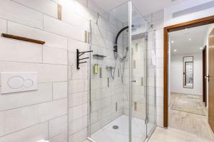 a bathroom with a shower with a glass door at Ferienwohnung Küstenliebe in Lehe
