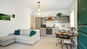 ein Wohnzimmer mit Sofa und Tisch in einer Küche in der Unterkunft Casa Pullin in Carasco
