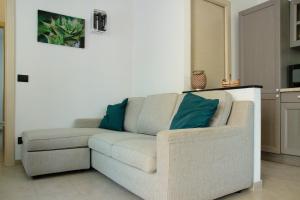 Eine Couch mit blauen Kissen steht in einem Wohnzimmer. in der Unterkunft Casa Pullin in Carasco