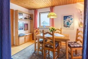 a dining room with a table and chairs and a window at Ferienwohnung Schlegel in Singen