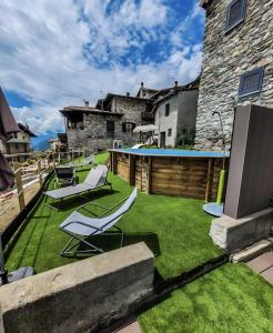 a backyard with lawn chairs and a swimming pool at Villa Wetzel Domaso in Montemezzo