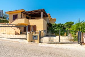 a house with a gate in front of a house at Appartamento del Pellicano in Olbia