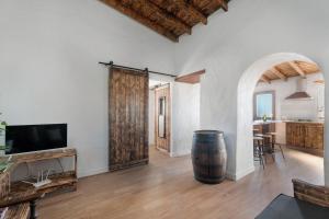 a living room with a wooden door and a barrel at El Rincón de Yeico in Isora