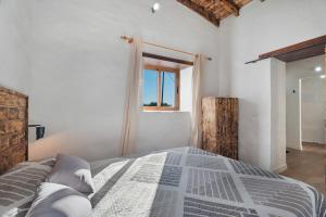 a bedroom with a bed and a window at El Rincón de Yeico in Isora