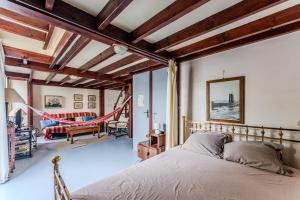 a bedroom with a bed and a hammock at Loft familial Arcachon in Arcachon
