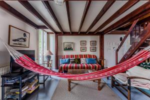 a hammock in a living room with a couch at Loft familial Arcachon in Arcachon