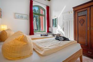 a bedroom with two beds and a window at Traumschlößchen 100 m vom Strand in Heringsdorf