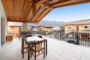 a patio with a table and chairs on a balcony at Casa Tovini in Pisogne