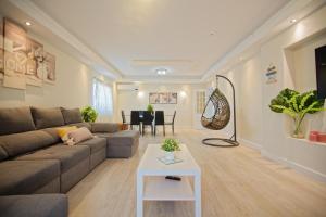 a living room with a couch and a table at Villa As Cumadres in Azeitao