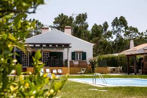 a house with a swimming pool in the yard at Casa dos Pinheiros in Giz