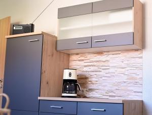 a kitchen with a coffee machine on a counter at Ferienwohnung Zum Steiger in Bleicherode