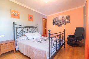 a bedroom with a bed and a desk and a chair at Casa Las Cañas in Icod de los Vinos +15 photos