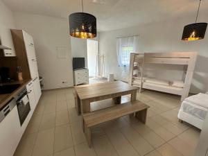 a kitchen and living room with a table and a bed at Dreams Unterkunft in Koetz 