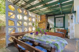 a patio with a table and chairs and a wall with plates at Ferienbungalow 1 in Boitzenburg in Boitzenburg