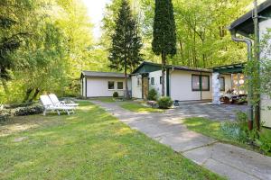 a house with a bench in the yard at Ferienbungalow 1 in Boitzenburg in Boitzenburg