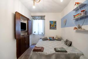 a room with a bed and a tv in it at Hemingway's Shelter in La Spezia