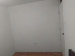 a room with a white wall and a door at Casa de huespedes en el centro in Cajamarca