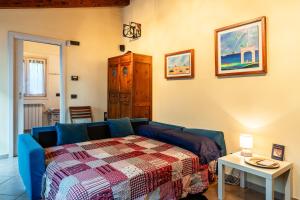 a living room with a couch and a table at Residence Al Pozzo in Capannori