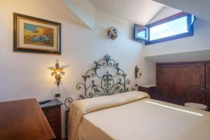 a bedroom with a bed and a window at La Terrazza sul mare in Palau