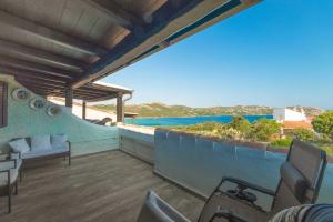 a balcony with chairs and a view of the ocean at La Terrazza sul mare in Palau