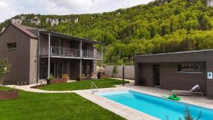 ein Haus mit Swimmingpool im Garten in der Unterkunft Nadou in Beuron