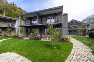 ein Haus mit einem grünen Rasen davor in der Unterkunft Nadou in Beuron