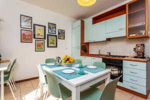 a kitchen with a table with a bowl of fruit on it at Home Centrum 2 in Giarre