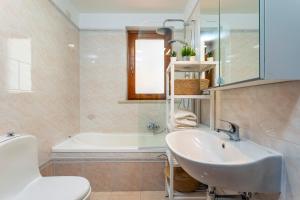 a bathroom with a sink and a bath tub at Home Centrum 2 in Giarre +16 photos