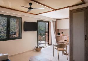 a living room with a ceiling fan and a kitchen at Zel Costa Brava in Tossa de Mar