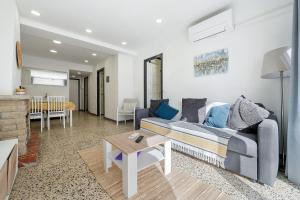 a living room with a couch and a table at Sonrisita in Miami Platja