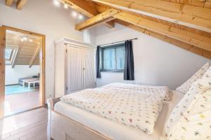 a bedroom with a bed and a window at Blockhaus - Ferienwohnung Sunset in Erdmannsdorf
